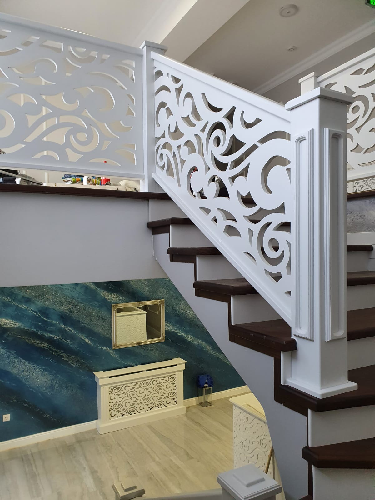 Balustrada cu stalpi ornamentali si mana curenta - Model Serpuit