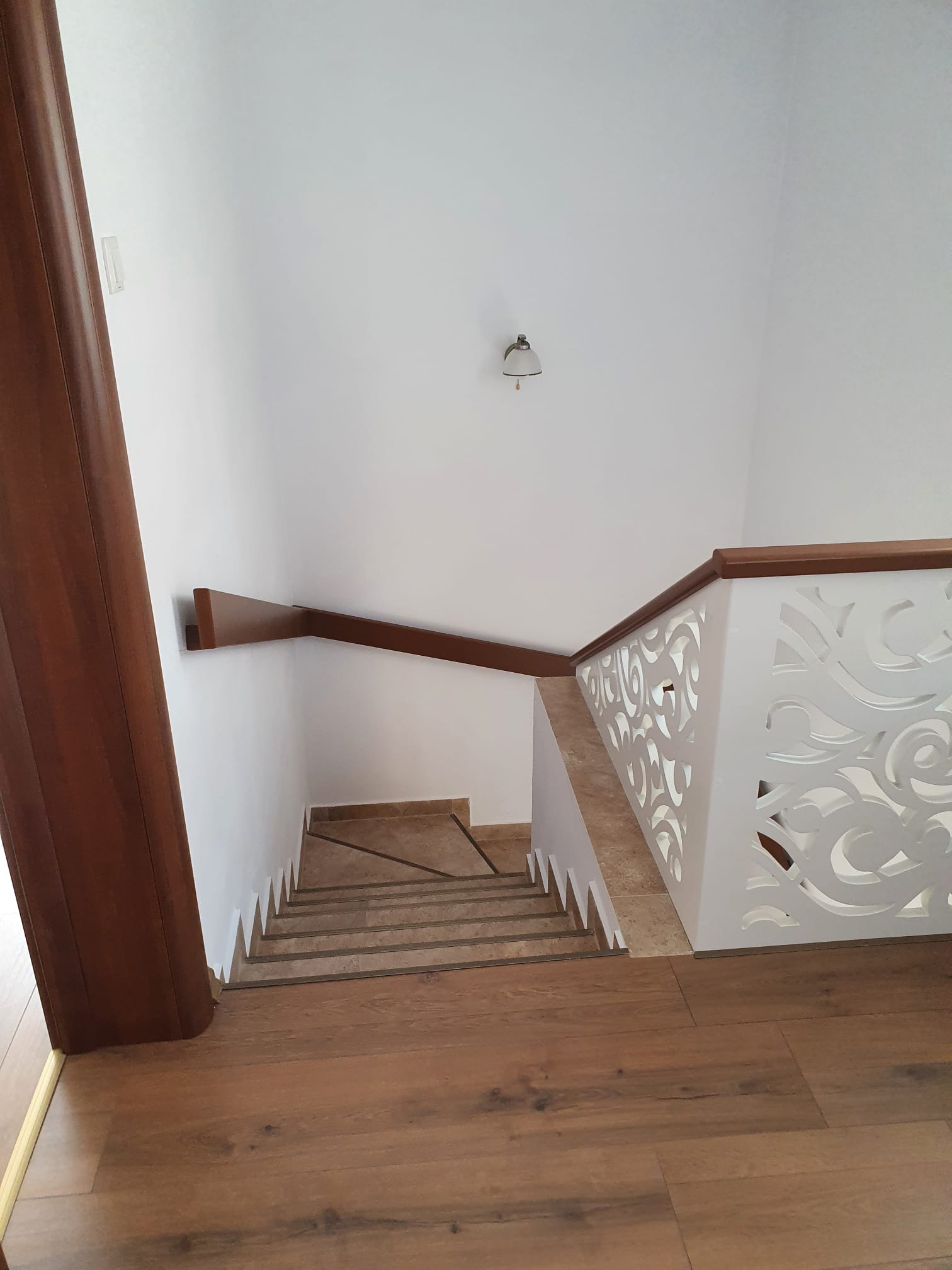 Mana curenta pe perete din material MDF vopsit