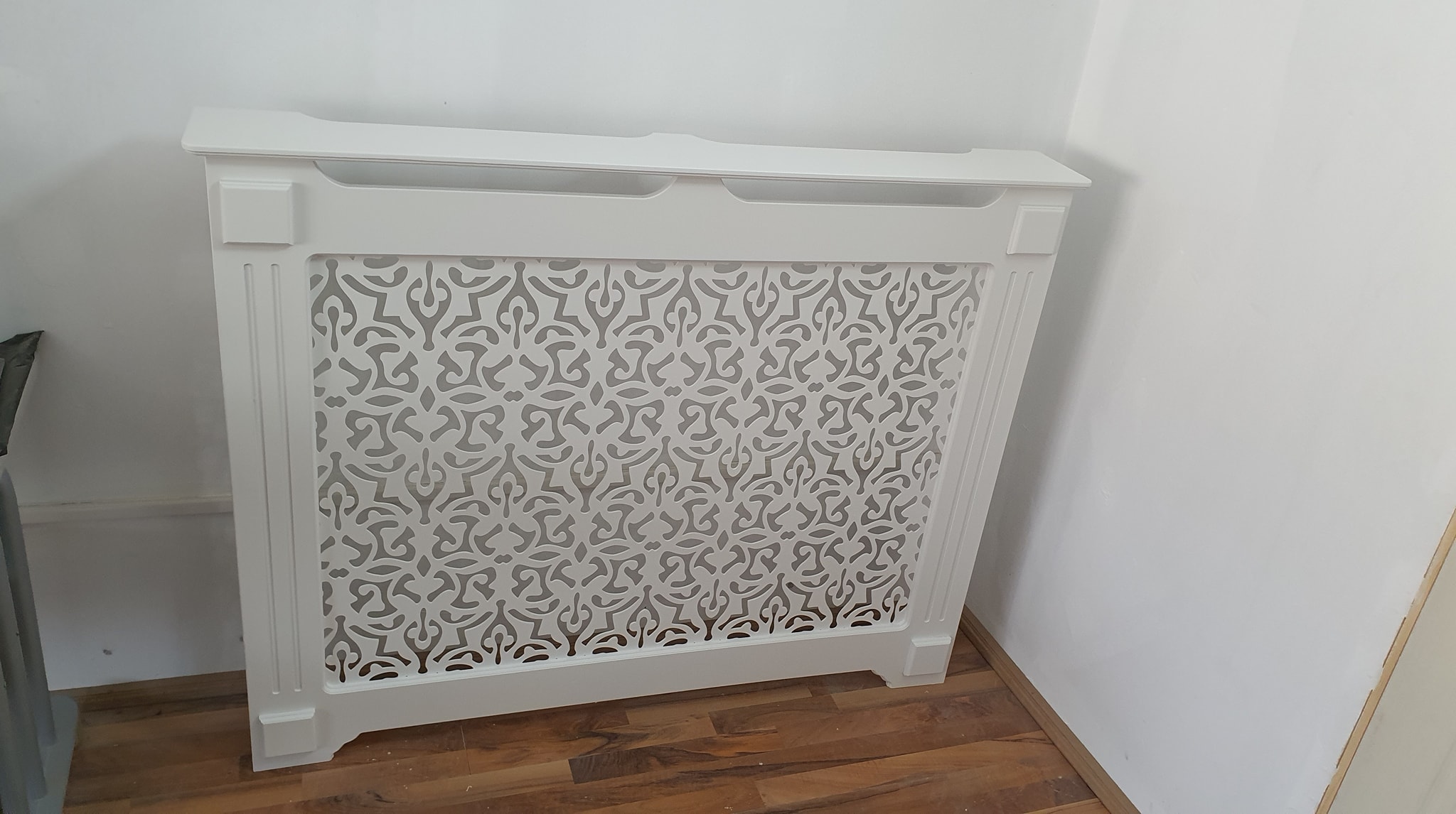 Masca de calorifer cu picior drept, patrate ornamentale si gravura laterala - Model India