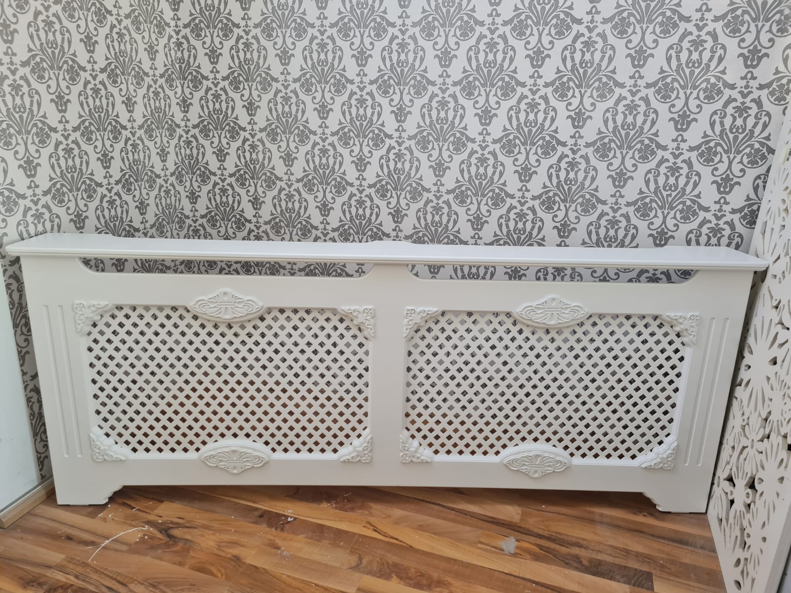 Masca de calorifer cu picior drept si aplicatii ornamentale. LICHIDARE DE STOC!