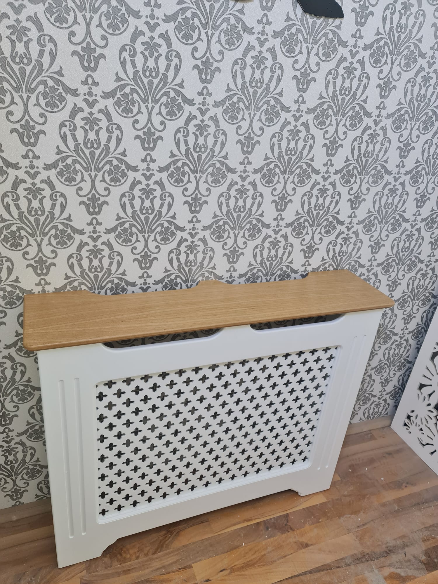 Masca de calorifer cu picior drept si polita din material MDF furniruit, nuanta stejar - Model Cruciulite