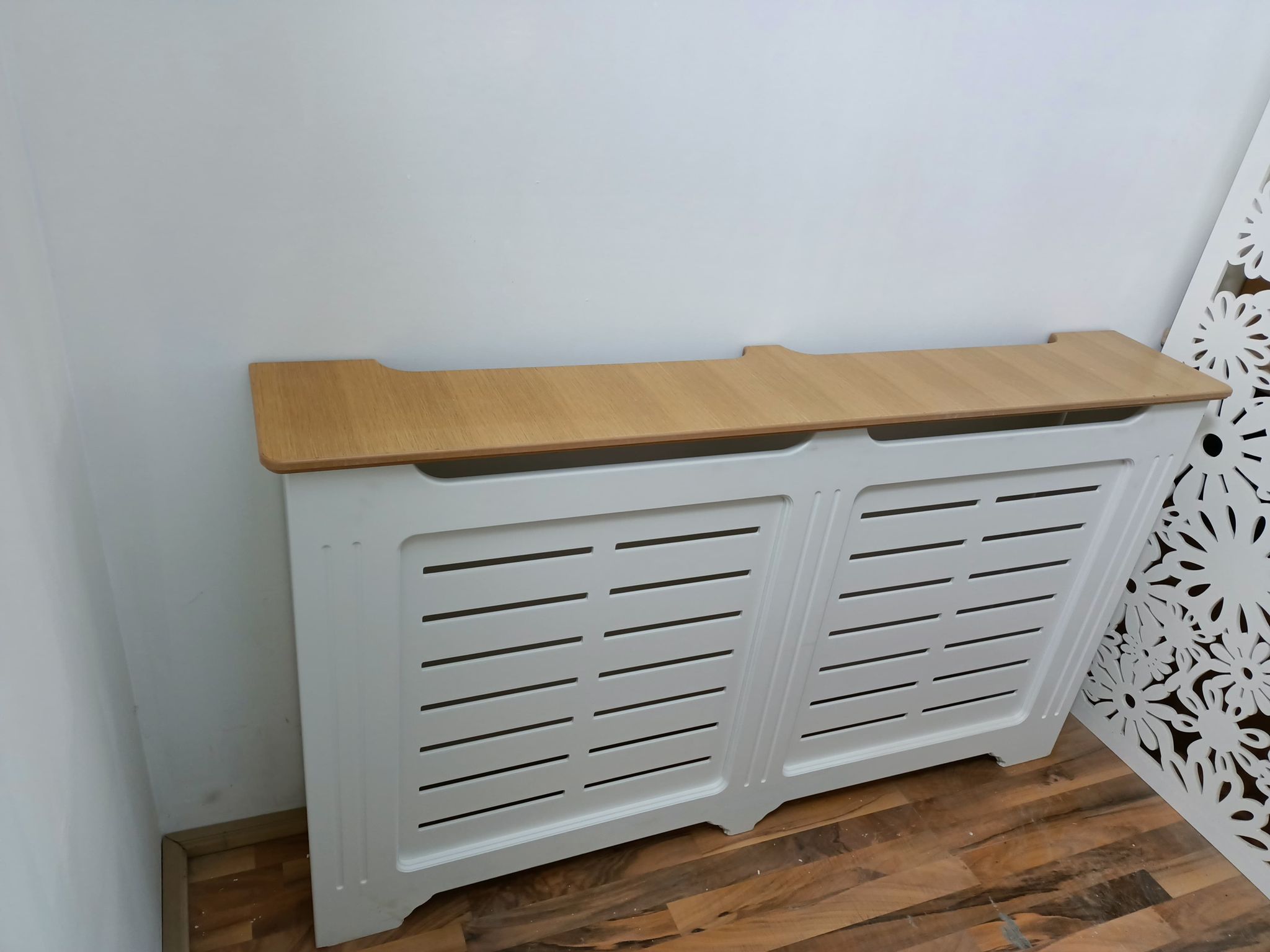 Masca de calorifer cu picior drept si polita din MDF furniruit - Model Linii orizontale. LICHIDARE DE STOC!