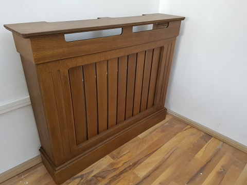 Masca de calorifer cu soclu evazat modern din MDF furniruit - Model Lamele Verticale