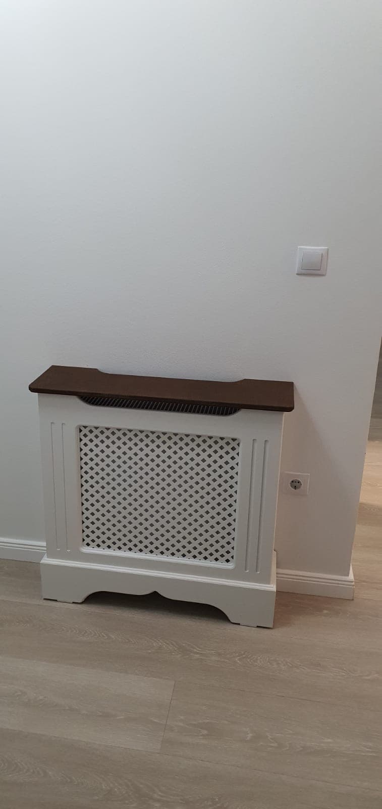 Masca de calorifer cu soclu simplu si polita din MDF furniruit nuanta cires - Model Romburi