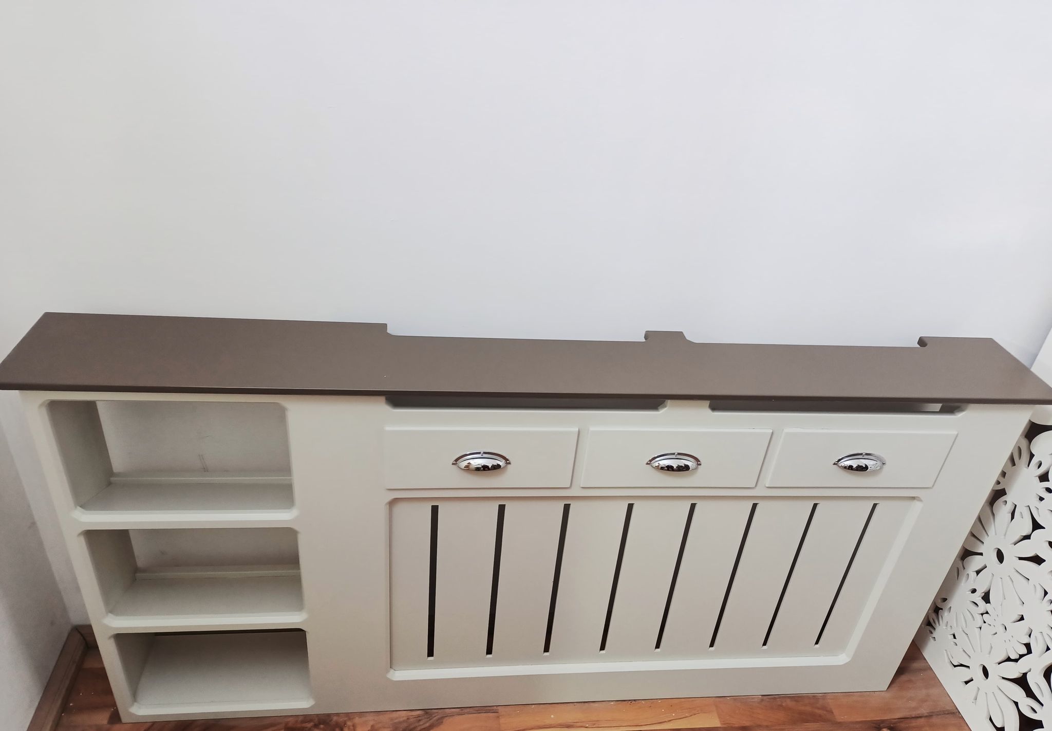 Masca de calorifer suspendata, cu sertare si rafturi. LICHIDARE DE STOC!