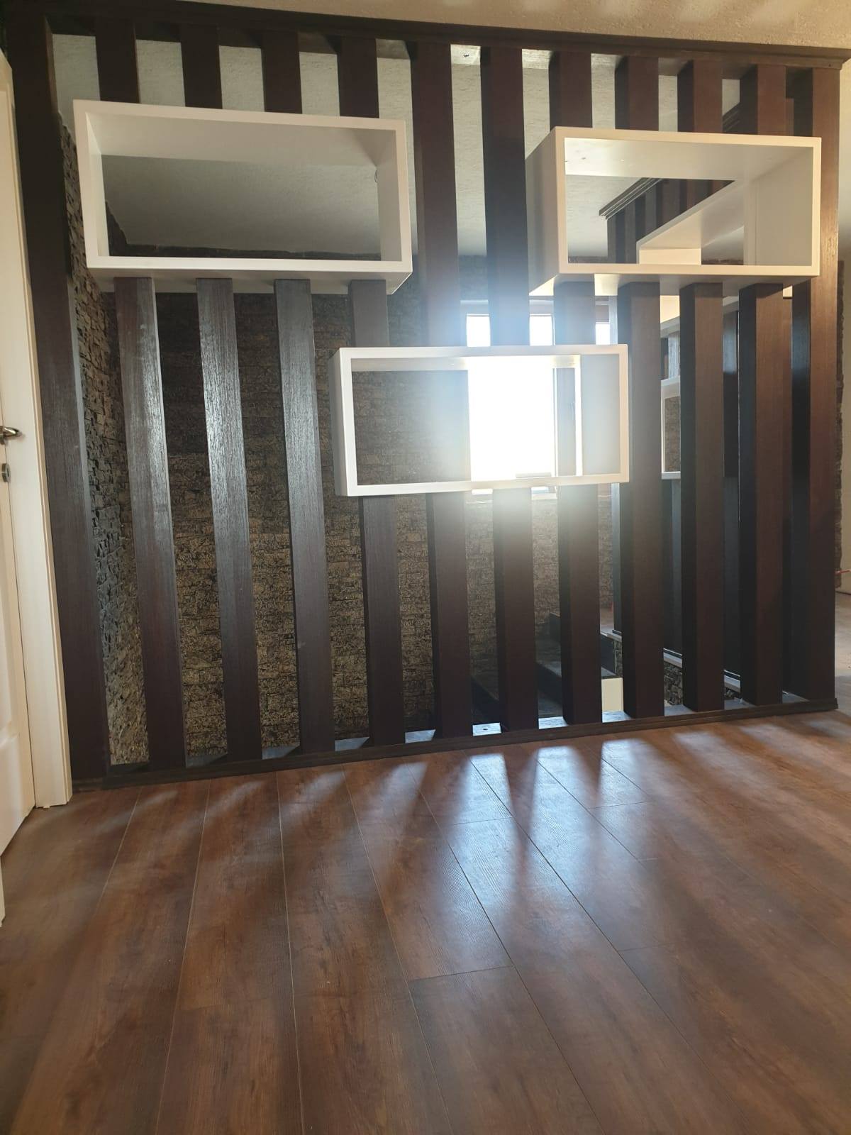 Paravan cu rol de balustrada din MDF furniruit cu rafturi incorporate