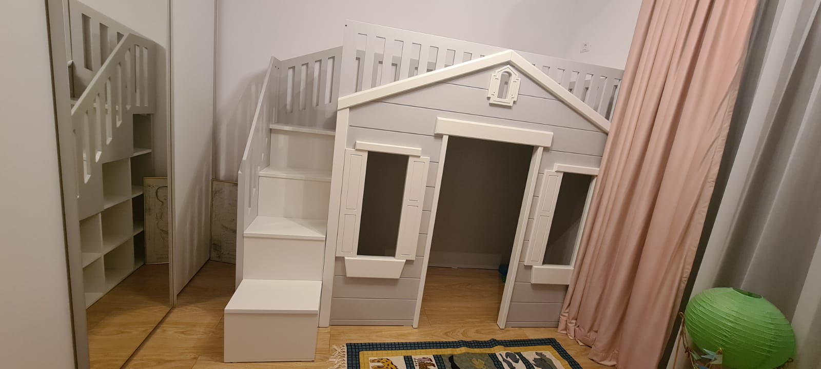 Pat etajat pentru copii cu spatiu de depozitare (biblioteca sub scari) si spatiu de joaca