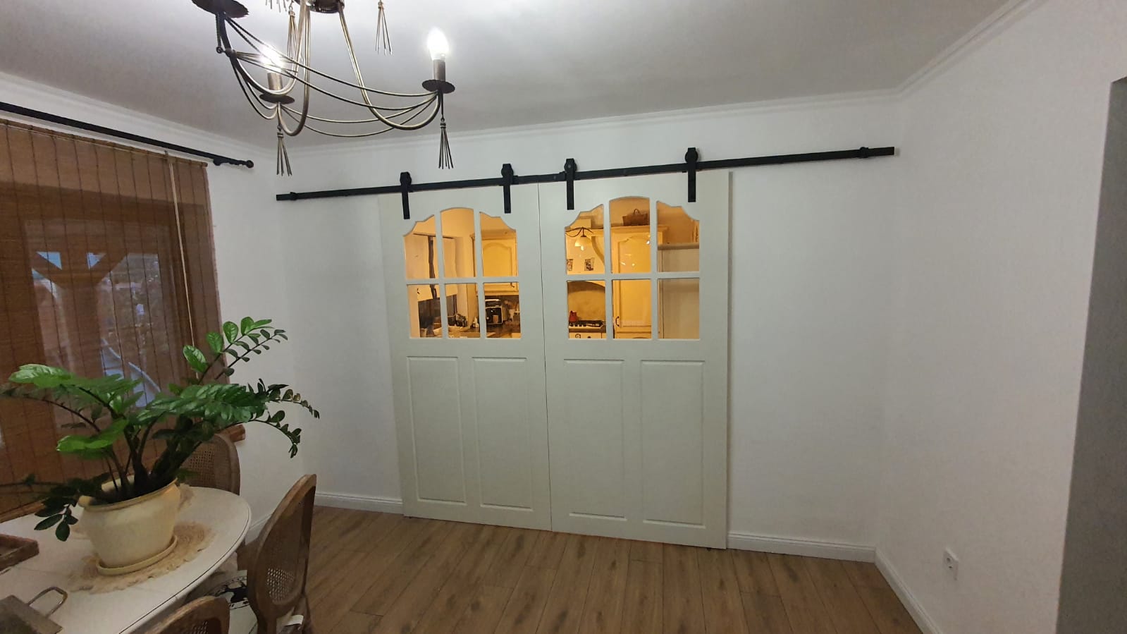 Usa glisanta cu sistem de glisare aparent