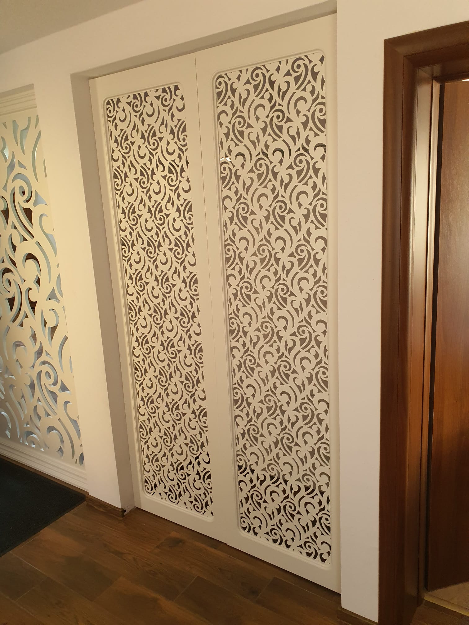 Usi decorative cu balamale soft close - Model Serpuit